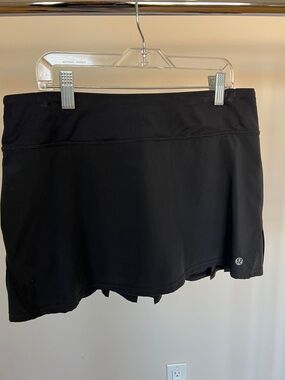 Lululemon Run Speed tennis skirt. Size 6. In good condition.